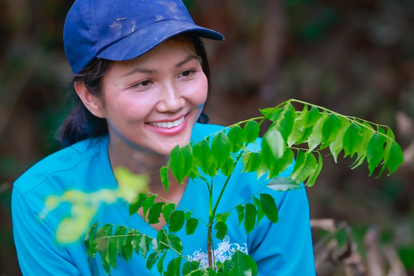 Hoa hậu H'Hen Niê tự tay cuốc đất trồng rừng ở Thanh Hoá