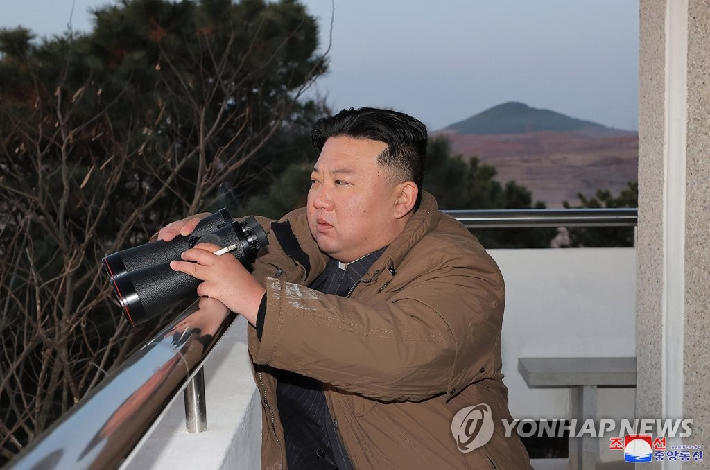Ông Kim Jong Un cùng con gái theo dõi vụ phóng tên lửa Hwasong-17