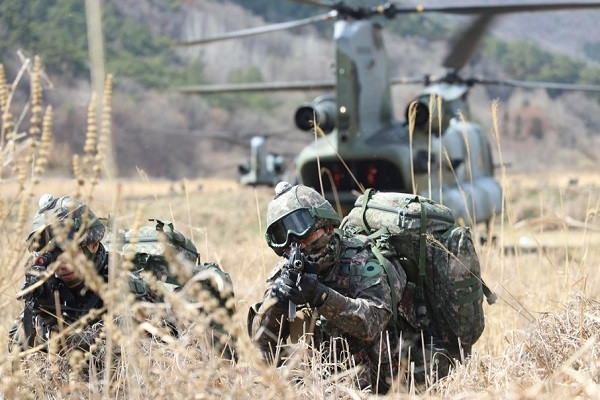Hàn Quốc điều hơn 1.500 binh lính tập trận đổ bộ đường không