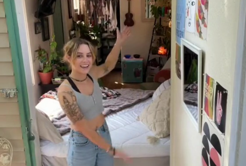 Cô gái dựng nhà ở riêng trong sân vườn gia đình để tiết kiệm tiền thuê