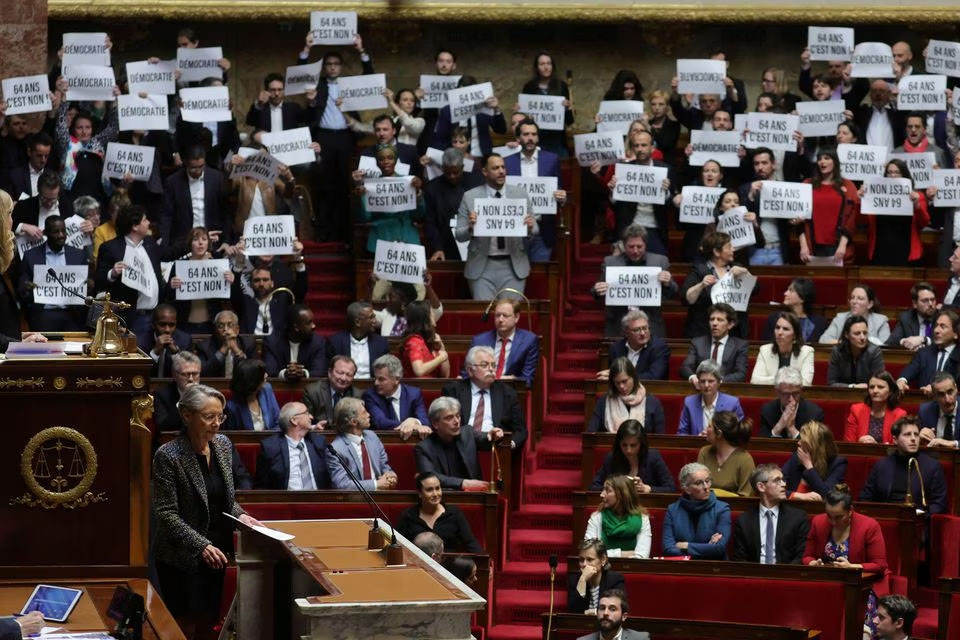 Pháp dậy sóng vì chính phủ duyệt cải cách hưu trí không qua bỏ phiếu ở quốc hội