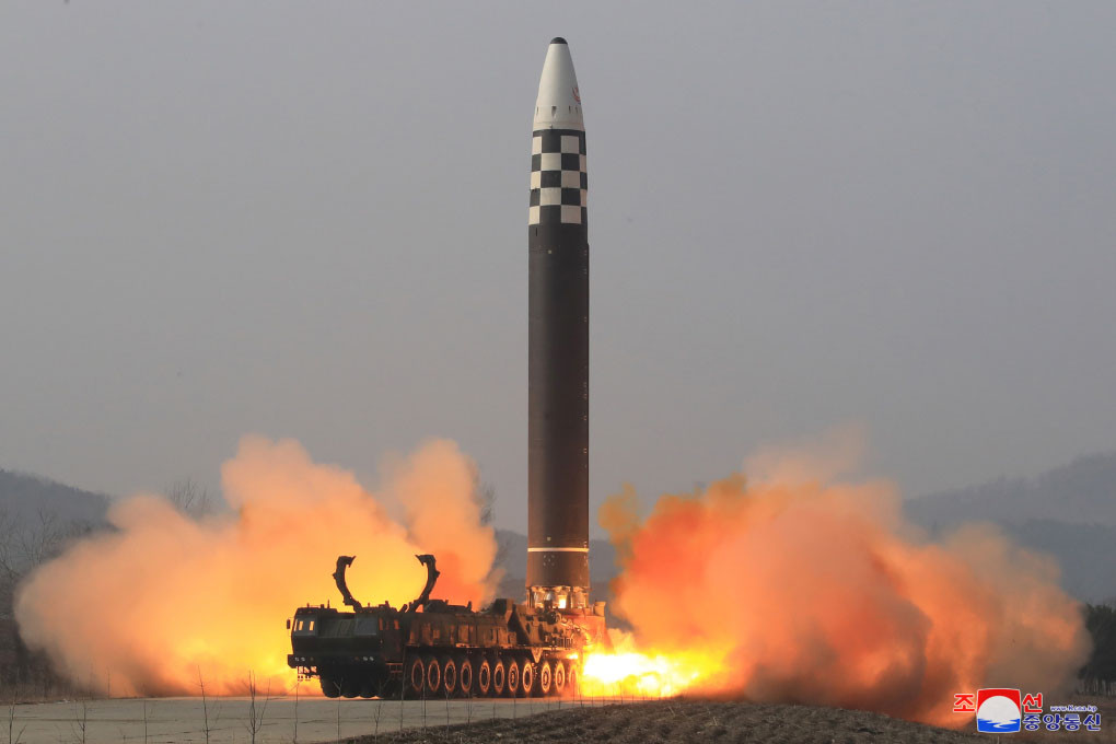 Nhật áp trừng phạt 3 quan chức Triều Tiên vì vụ thử tên lửa đạn đạo