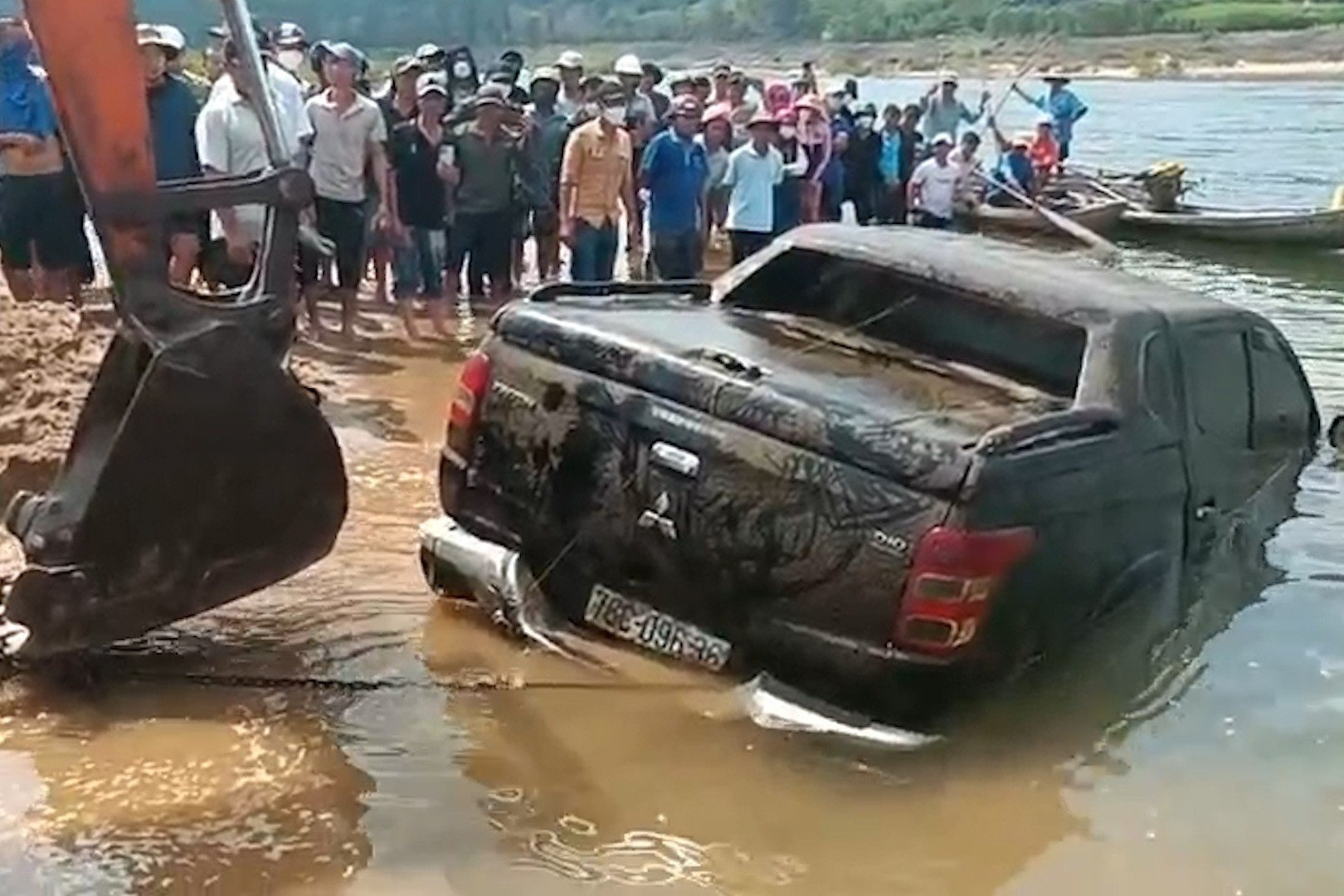 Tìm thấy thi thể người đàn ông cùng xe bán tải dưới sông sau 3 tháng mất tích