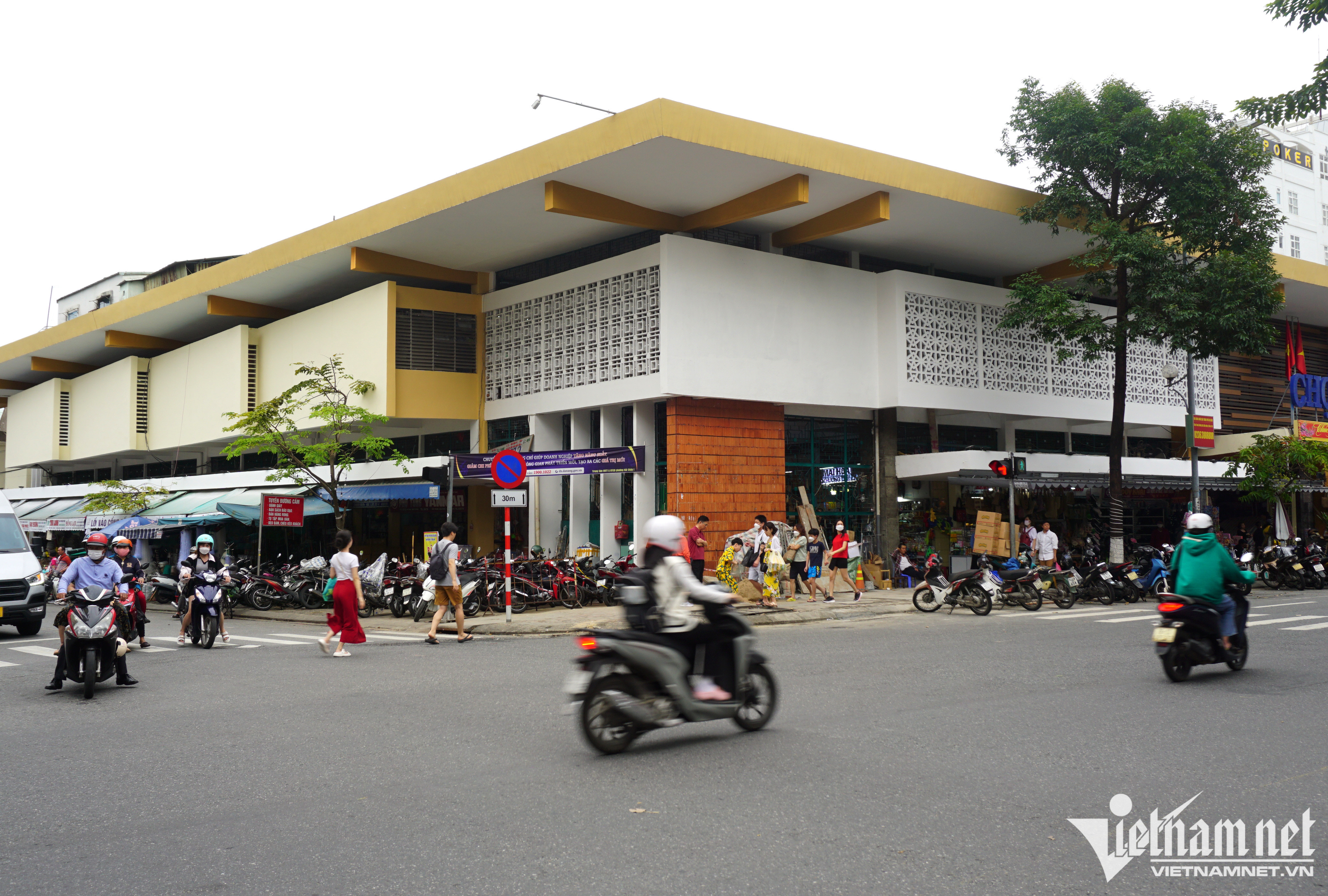 Close-up of the make-over famous tourist market in Da Nang