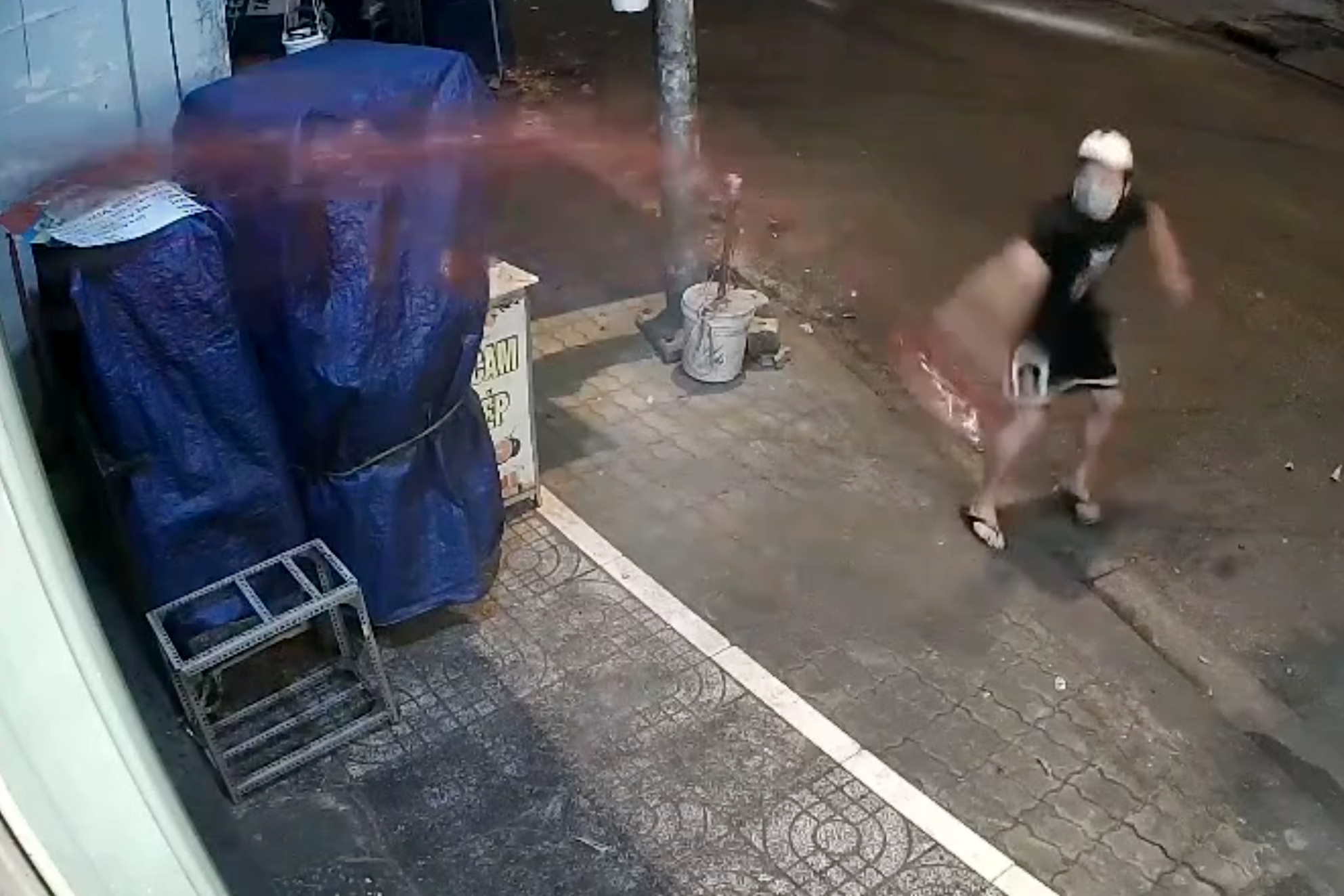 TPHCM: 2 thanh niên tạt sơn đòi nợ rồi xin tẩy rửa sửa nhà của nạn nhân - 2