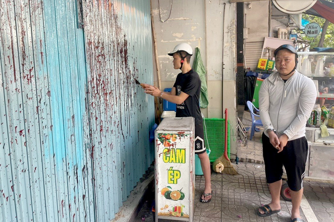 TPHCM: 2 thanh niên tạt sơn đòi nợ rồi xin tẩy rửa sửa nhà của nạn nhân - 3