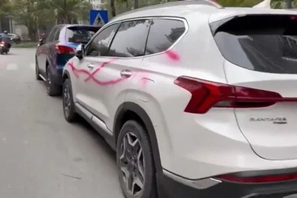 Công an điều tra vụ xịt sơn lên nhiều ô tô đỗ sát vỉa hè ở Hà Nội