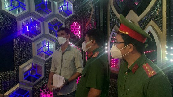 HCMC suspends karaoke parlors, bars, dance clubs for fire safety violations ảnh 1