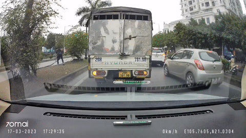 Hà Nội: Đang đi bỗng dừng lại bật đèn khẩn cấp, tài xế xe tải khiến ô tô đi sau nể phục