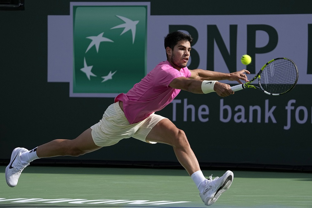 Carlos Alcaraz vào chung kết Indian Wells, đe dọa ngôi số 1 của Djokovic