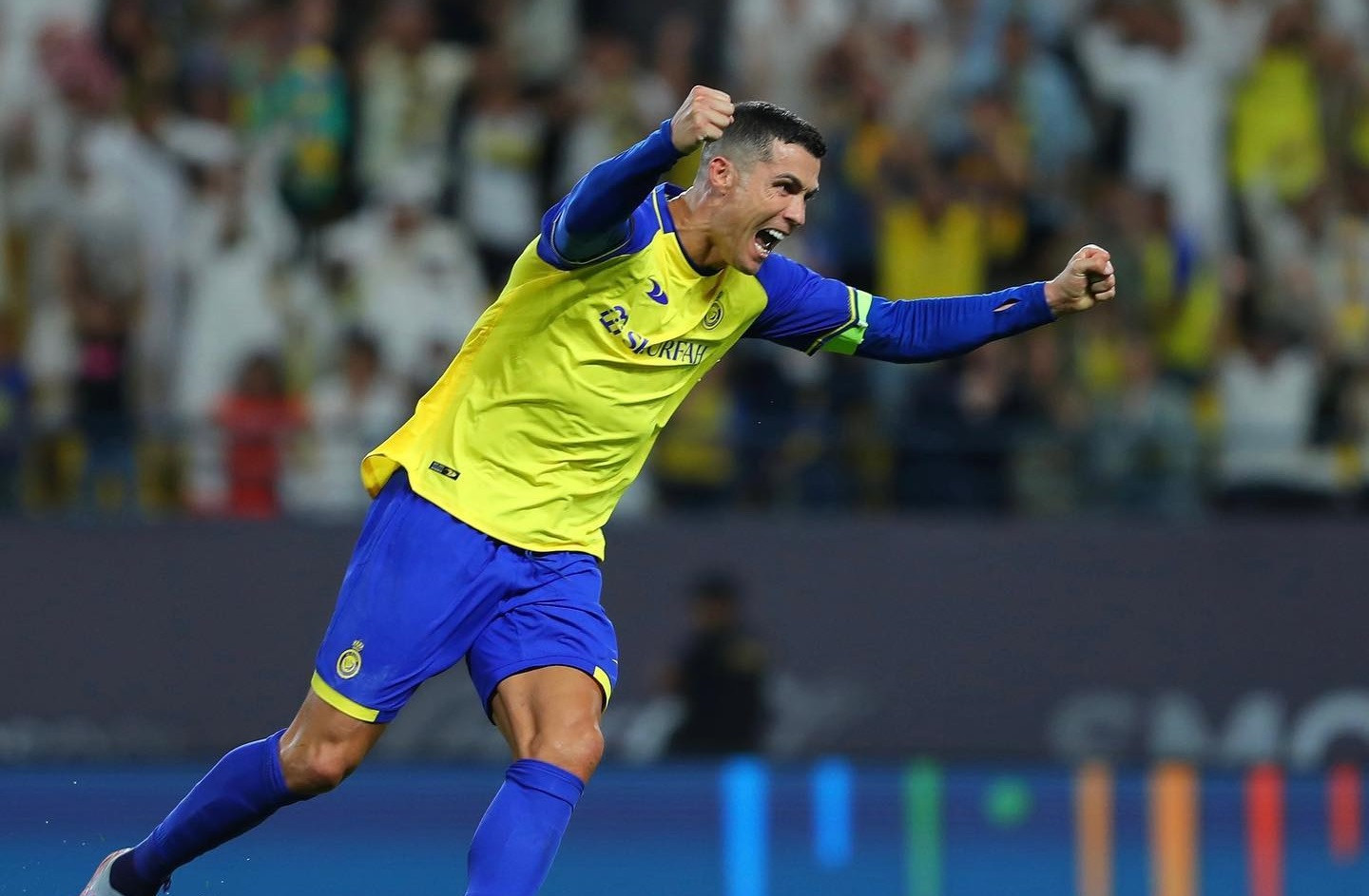 Ronaldo ghi siêu phẩm sút phạt, nhường đồng đội đá penalty