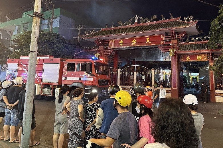 Cháy dữ dội trong sân miếu ở Bình Dương, người dân tri hô bỏ chạy
