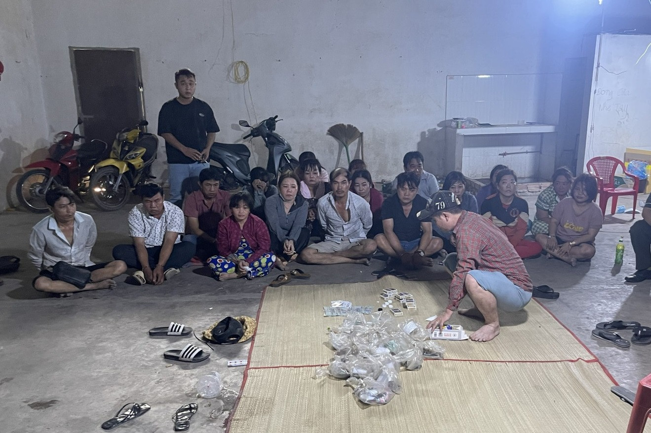 Nhóm ‘quý bà’ ở Bình Dương tụ tập đánh bạc trong nhà hoang
