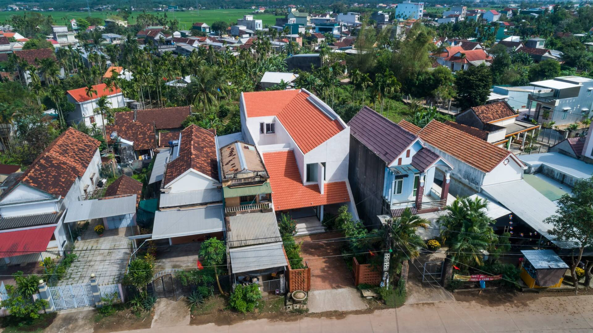 Ngôi nhà mái ngói đỏ mang nét xưa ở Quảng Ngãi, tái sử dụng nội thất cũ