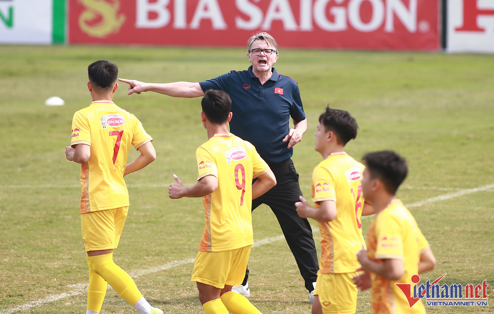 U23 Việt Nam chậm hiểu bài, HLV Philippe Troussier nổi cáu