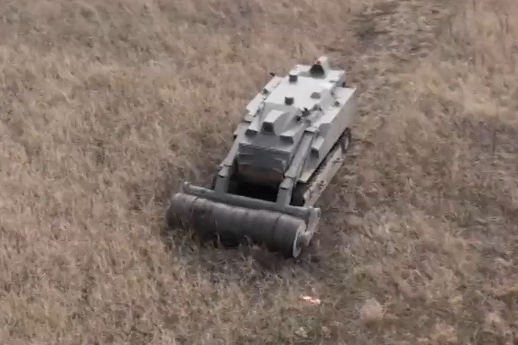 Video người máy dọn bom mìn trên cánh đồng ở Ukraine