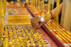 Mua vàng nhẫn lỗ hơn vàng miếng