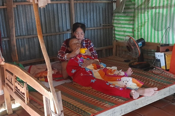 Người mẹ nghẹn ngào trước tấm lòng của bạn đọc VietNamNet