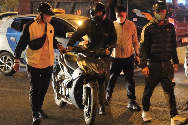 Cảnh sát 141 hóa trang xử lý loạt 'quái xế' nẹt pô trên đường Võ Chí Công