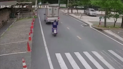 Xe tải bất ngờ đi lùi trên phố khiến người đi xe máy gặp nạn