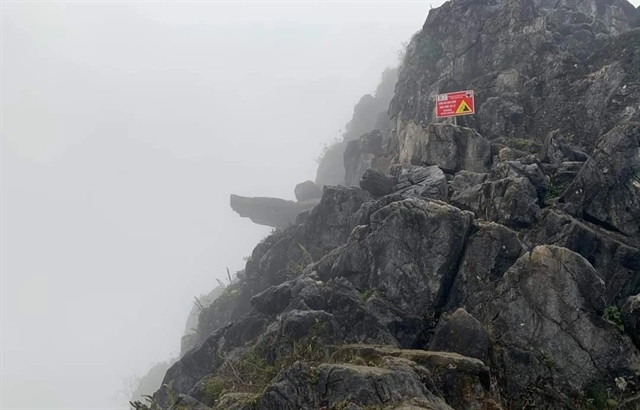 British tourist injured trying to take photo on Ha Giang cliff