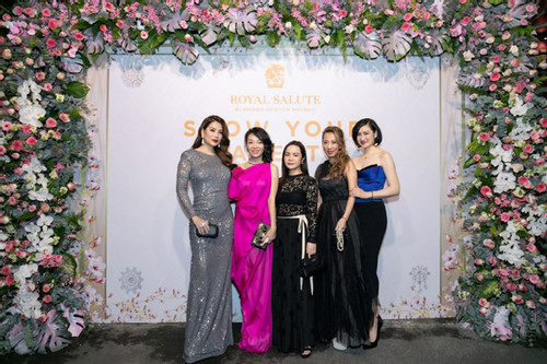 Dàn mỹ nhân Việt khoe sắc trong dạ tiệc phong cách hoàng gia