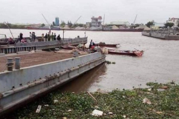 Tàu 3.000 tấn va cầu phao ở Nam Định, 1 người rơi xuống sông mất tích