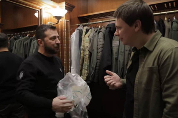Xem phòng riêng, tủ quần áo của Tổng thống Ukraine trong một năm chiến sự