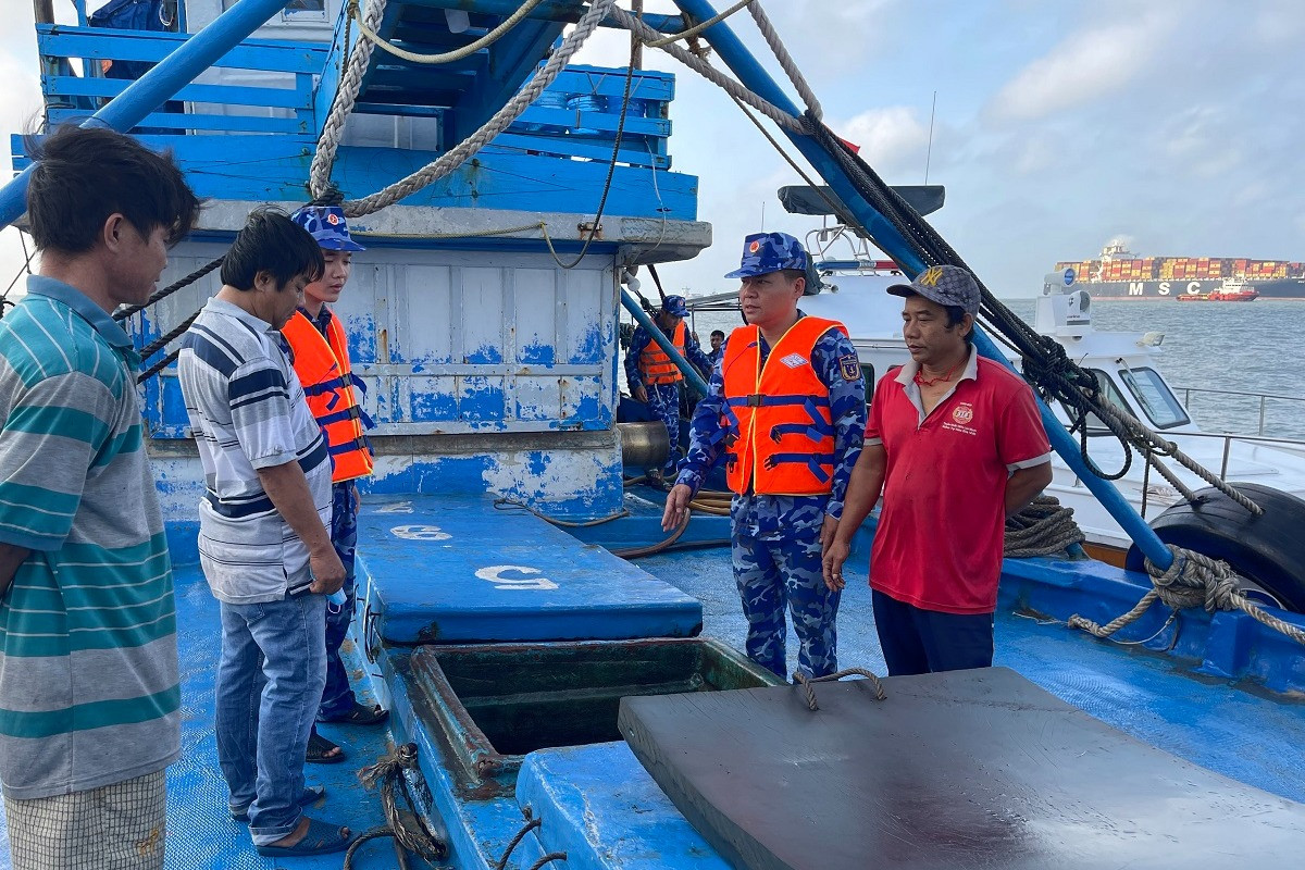 Tạm giữ tàu chở 60.000 lít dầu D.O không rõ nguồn gốc