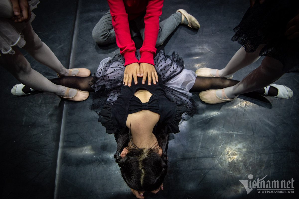 Vũ công ballet: Thiên nga trên sân khấu, nước mắt sau cánh gà