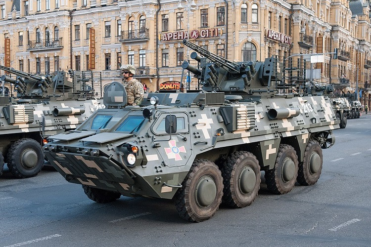 Video xe bọc thép hiện đại nhất Ukraine tham chiến gần Bakhmut