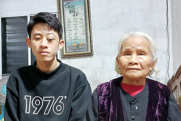 Bà ngoại hơn 80 tuổi cóp nhặt từng nghìn cho cháu trai mồ côi làm phẫu thuật