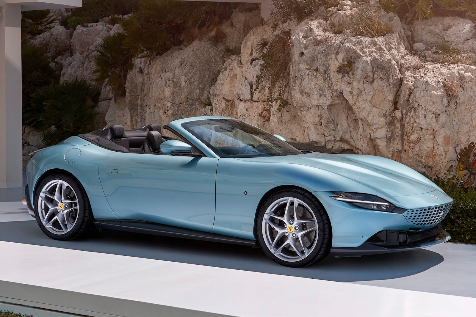 Siêu xe Ferrari Roma Spider 2024 ra mắt với chi tiết 'kén khách' tại Việt Nam