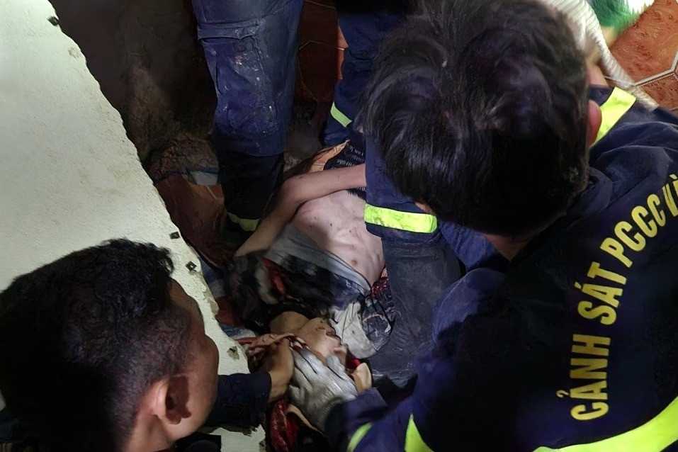 Thanh niên nghi ‘ngáo đá’ mắc kẹt giữa vách tường ở Bình Dương