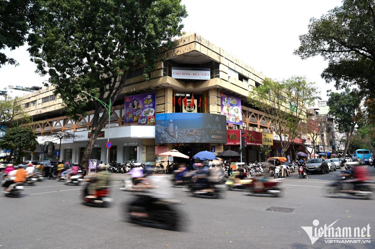 two traditional markets in hanoi fall quiet in post-covid period picture 1