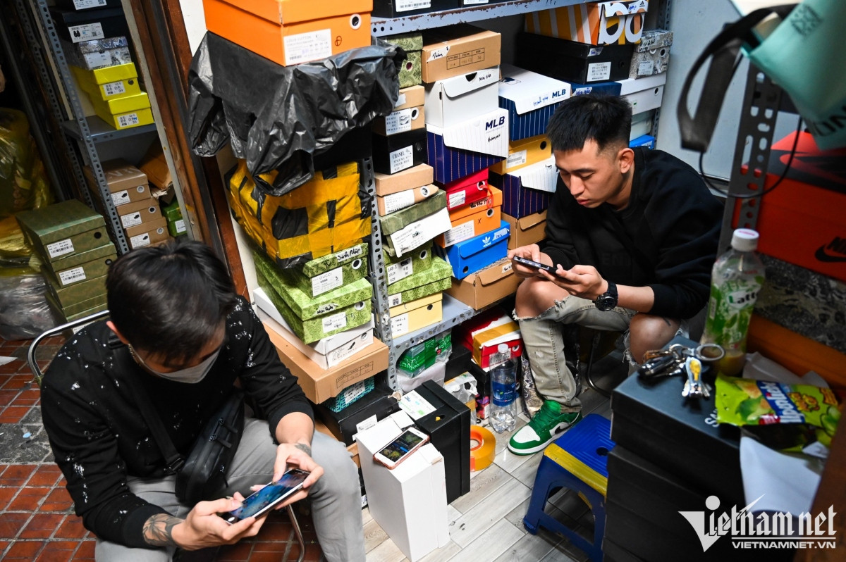 two traditional markets in hanoi fall quiet in post-covid period picture 4