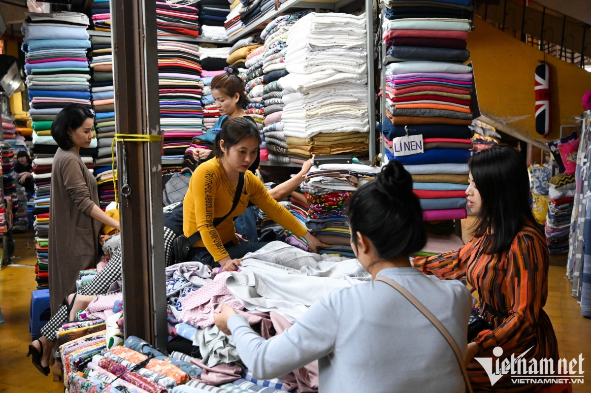 two traditional markets in hanoi fall quiet in post-covid period picture 5