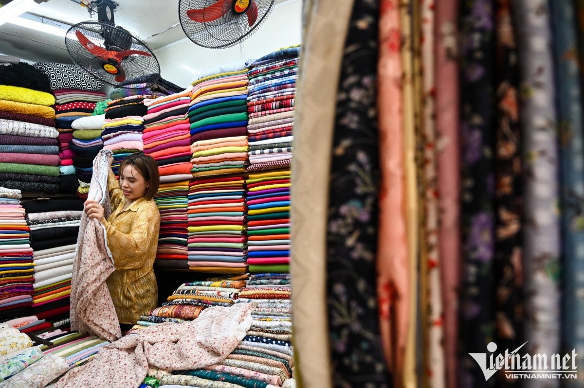 two traditional markets in hanoi fall quiet in post-covid period picture 6