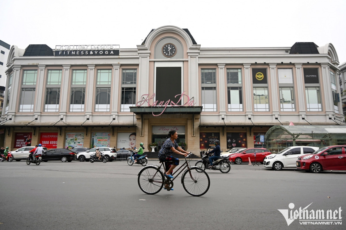 two traditional markets in hanoi fall quiet in post-covid period picture 8