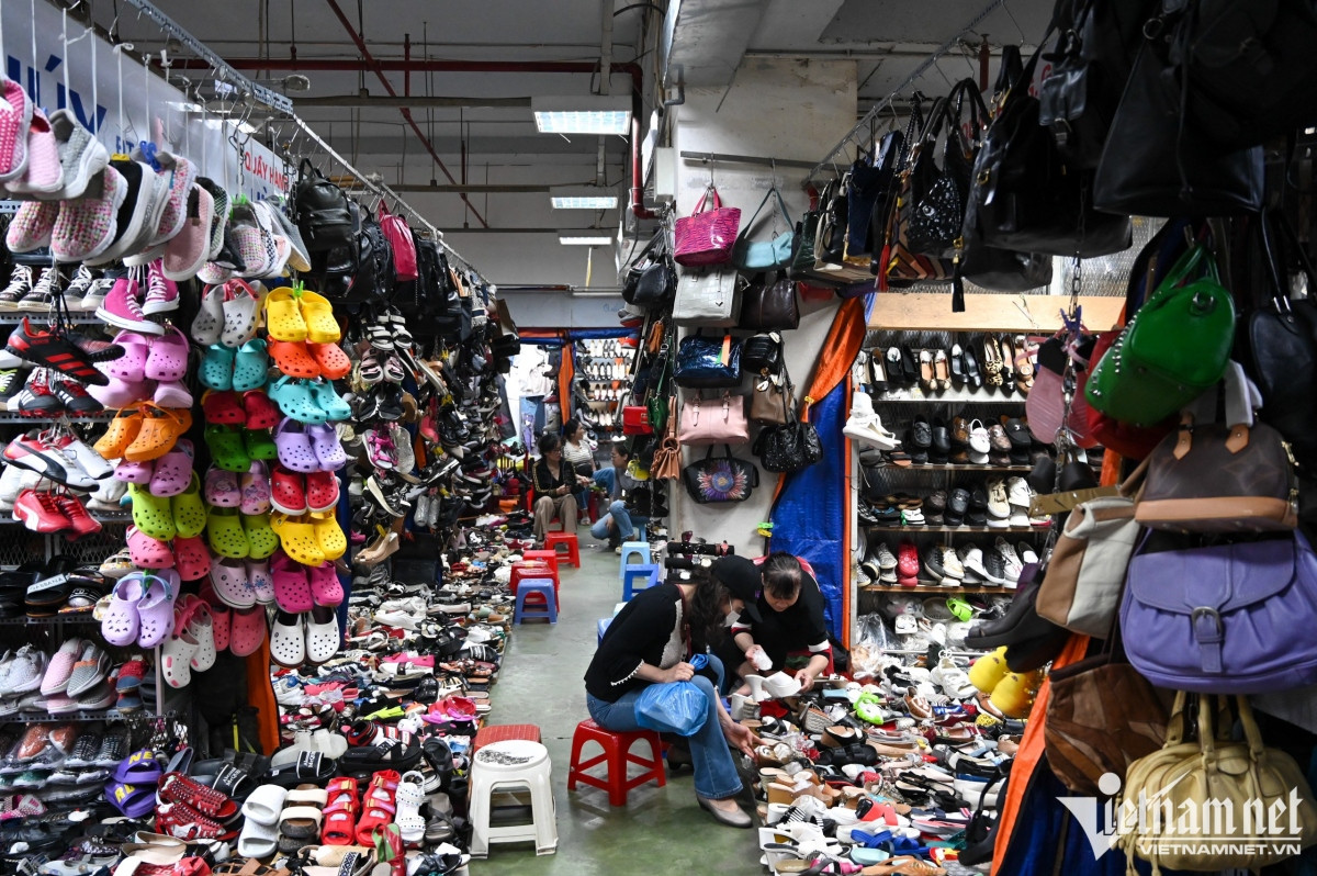 two traditional markets in hanoi fall quiet in post-covid period picture 11