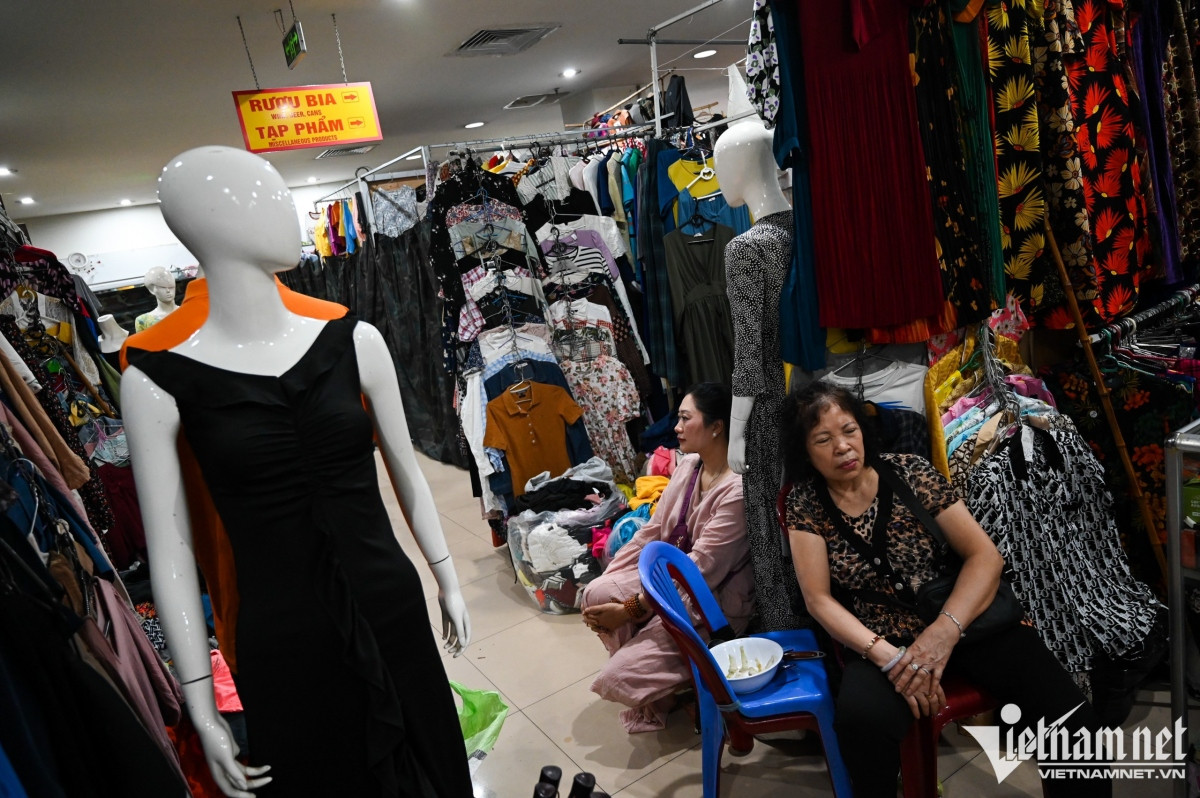 two traditional markets in hanoi fall quiet in post-covid period picture 13
