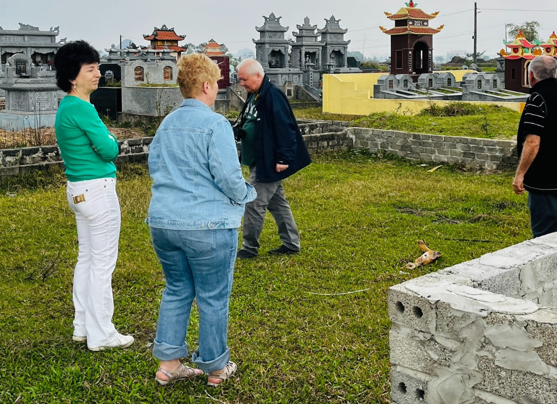 Khách nước ngoài thăm nghĩa trang, tìm hiểu phong tục tang lễ của Việt Nam