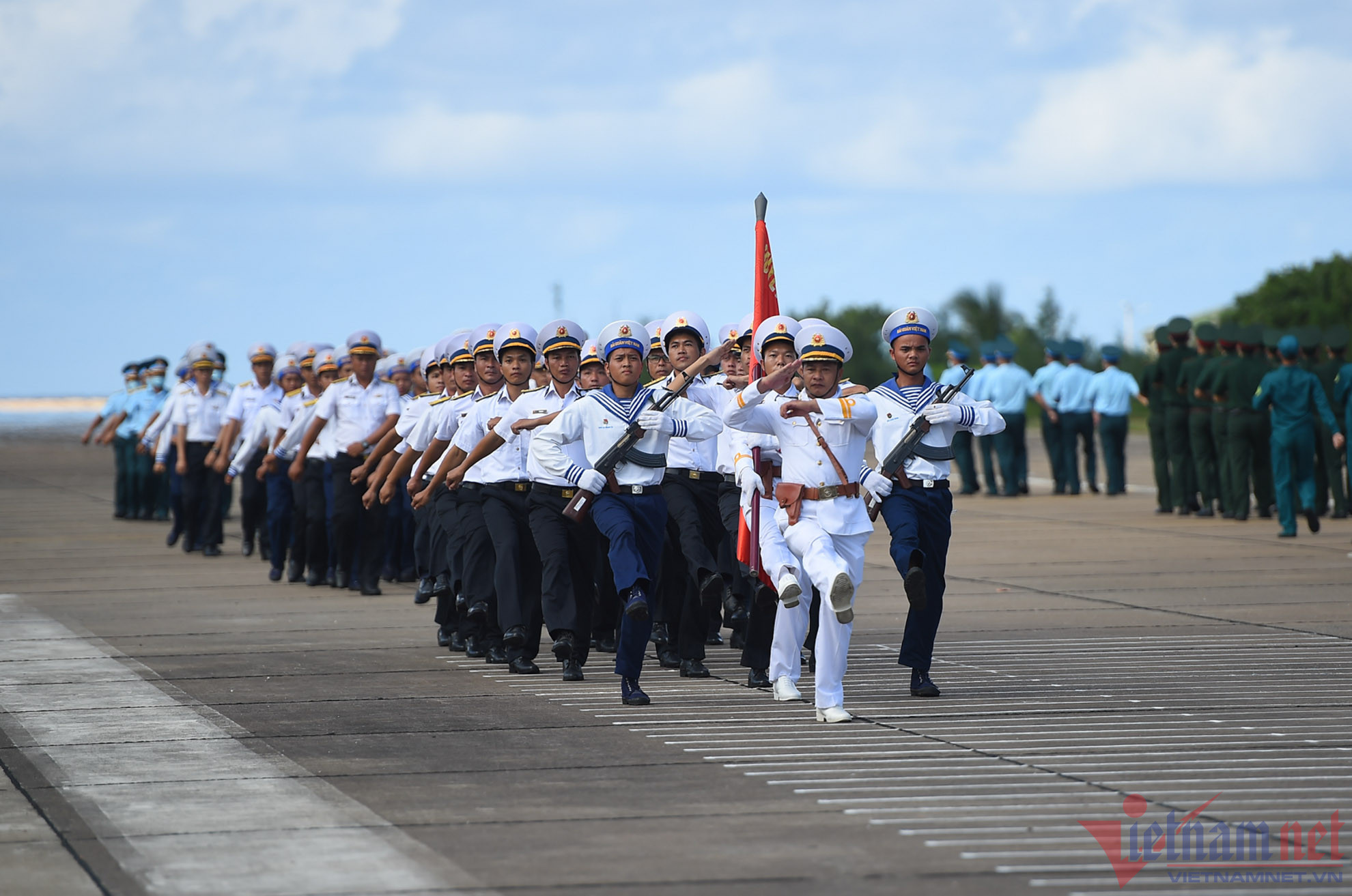 Các chiến sĩ làm lễ duyệt binh ở đảo Trường Sa nhân kỷ niệm 47 năm Ngày giải phóng Trường Sa