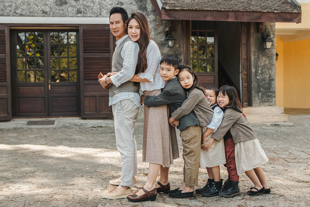 Hội 'chồng quốc dân' showbiz Việt: Người mua biệt thự tiền tỷ, người đu idol khắp nơi vì vợ - Ảnh 6.