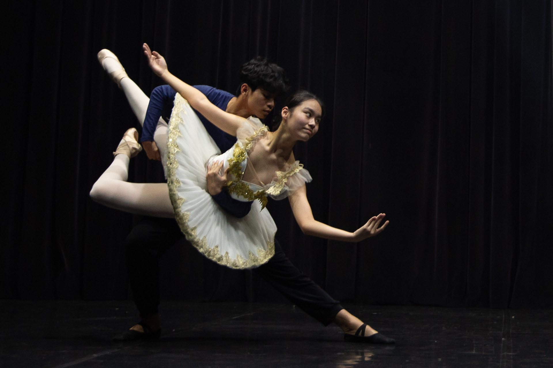Cô trò 'đệ nhất vũ công' Trung Quốc bị chỉ trích vì điệu múa thô tục