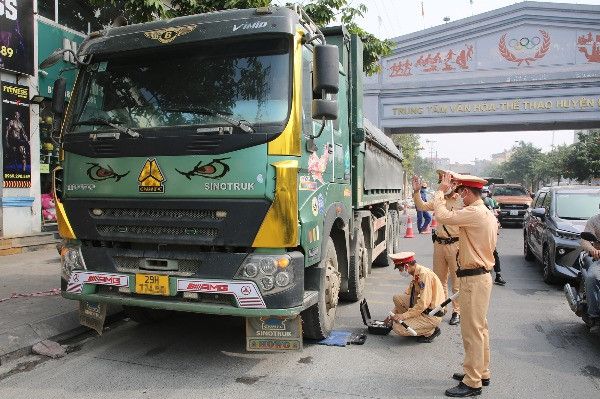 Hà Nội xử phạt xe quá tải, tài xế gọi điện báo cho nhau né tránh