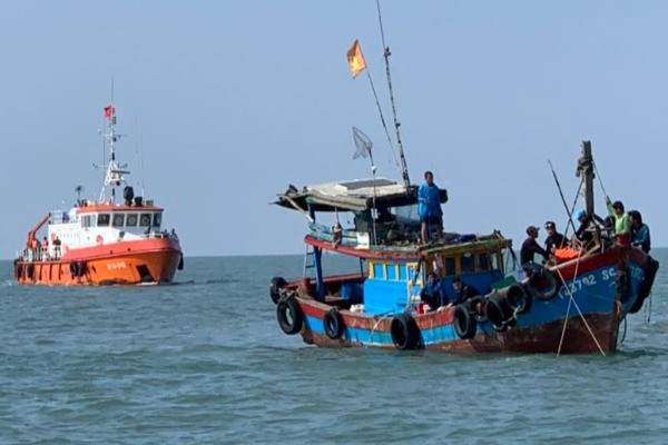 Tàu cá chìm ở vùng biển Cần Giờ, 7 người rơi xuống nước