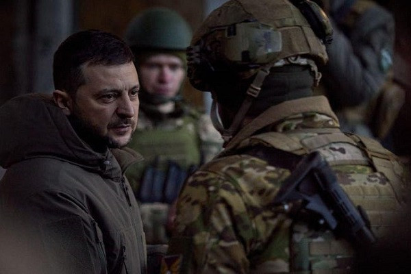 Ông Zelensky tới tiền tuyến gần Bakhmut, Hungary phản đối gửi đạn dược cho Ukraine