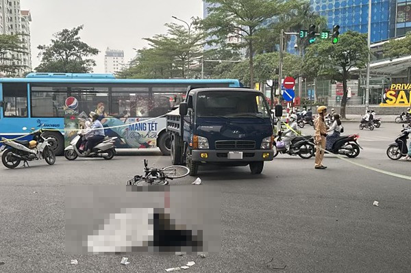 Ô tô tải va chạm xe đạp giữa ngã tư ở Hà Nội, 1 người tử vong