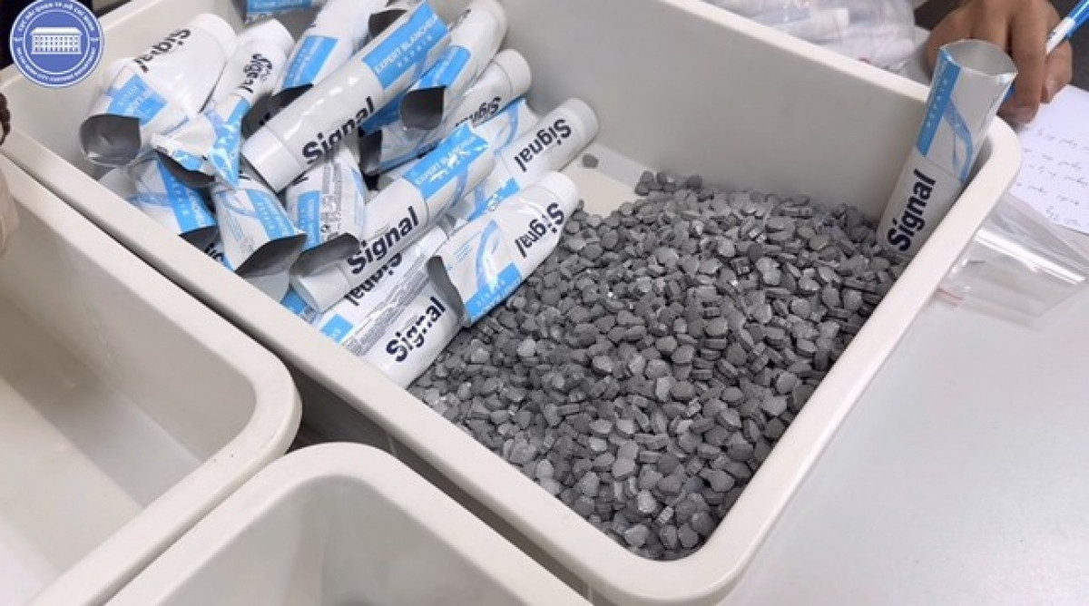 drugs smuggling scandal four flight attendants released picture 1